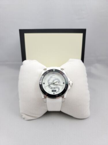 Мъжки часовник Gucci YA136330 Dive
